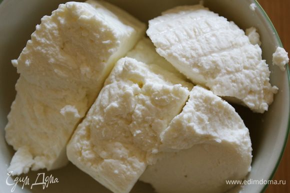 Традиционно для этого пирога нужно взять два типа сыра рикотта в равных пропорциях; обыкновенную рикотту из коровьего молока (175 г) и рикотту из молока овцы (175 г). Оба вида сыра смешать.