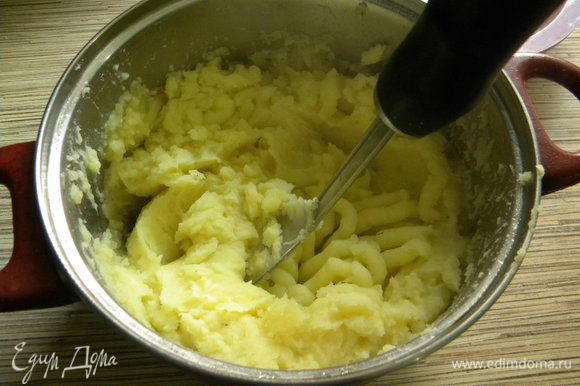 Чистим картофель, потом режем и ставим варится, готовую картошку солим, кладем масло сл. и сливки теплые, делаем пюре, не жидкое!