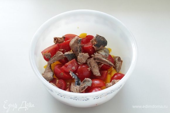 Нарежьте сладкий перец разных цветов, добавьте консервированный тунец, томаты-черри и перемешайте все ингредиенты.
