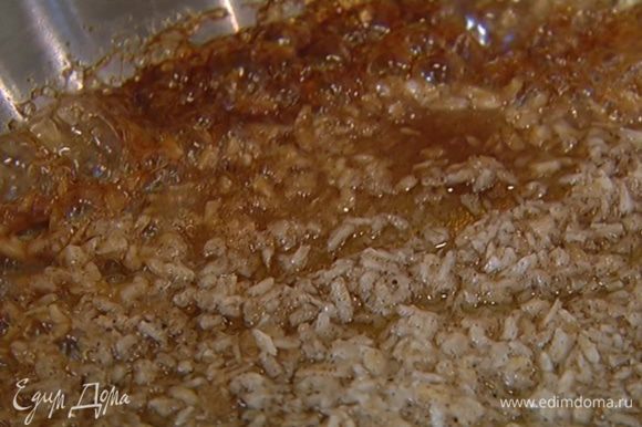 Разогреть сковороду, всыпать кокосовую стружку с пряностями и коричневый сахар, все немного прогреть, затем влить 2 ст. ложки воды и сварить карамель.