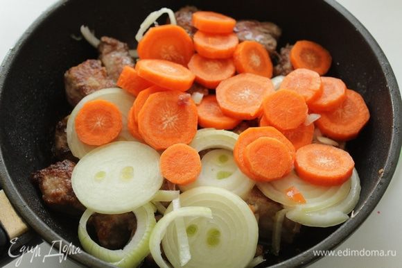 Лук, морковь режем достаточно крупно, добавляем к мясу, немного тушим.
