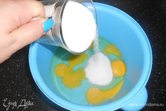 Разогреть духовку до 170 градусов. Взбить венчиком яйца,сахар 250 г, ваниль, соль.