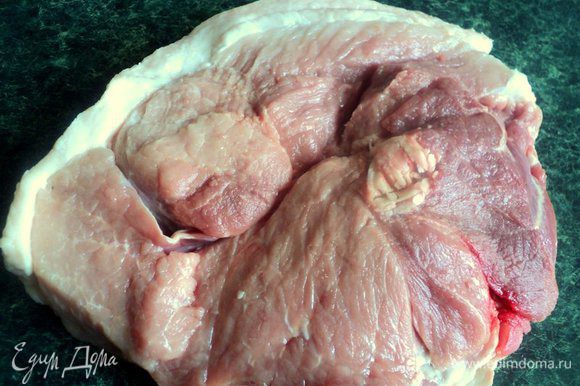 Подготовить пласт мяса. Окорок должен быть толщиной 5-6см, с небольшим слоем сала сбоку. Косточку вырезать. Мясо положить в охлажденный маринад, накрыть крышкой и поставить в холодильник мариноваться на 2-3 суток. Переворачивать мясо 1-2 раза в сутки.