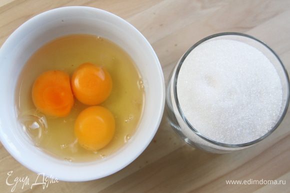 Соединить яйца с сахаром, слегка взбить венчиком.