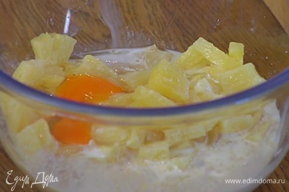 Муку соединить с ананасами, орехами, сахаром, яйцом, разрыхлителем и солью, влить молоко и все вымешать.