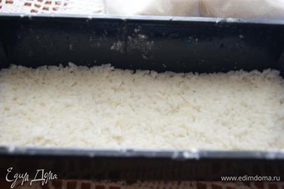 Форму для запекания смазать маслом, присыпать мукой. Выложить половину риса с миндалем.