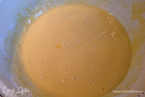 В глубокую миску просеять муку со щепоткой соли, добавить взбитые яйца, сахар и оставшийся ванильный сахар.