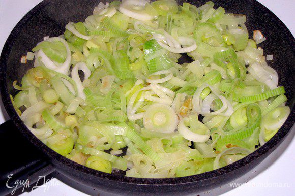 Разогреть в сковороде сливочное масло и на небольшом огне, помешивая, обжарить овощи 8 минут.