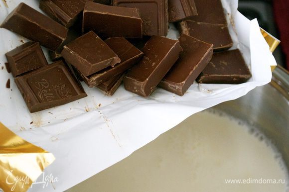 Снять кастрюльку с огня и добавить сахар и темный шоколад кусочками! Перемешать до растворения шоколада.
