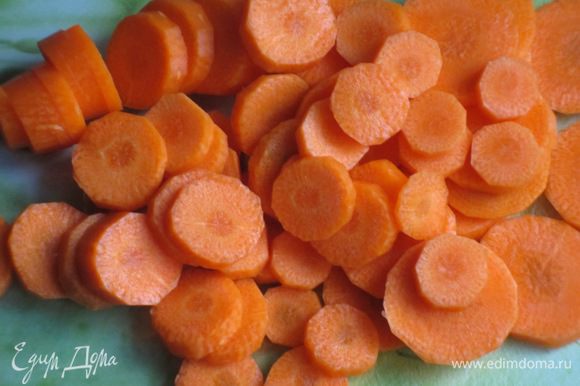Грибы нарезать пластинками,оставшуюся морковь-кружочками.