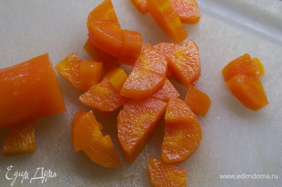 Морковь нарезать небольшими кубиками. Также небольшими кубиками нарезать вареную ветчину (у меня без нее).