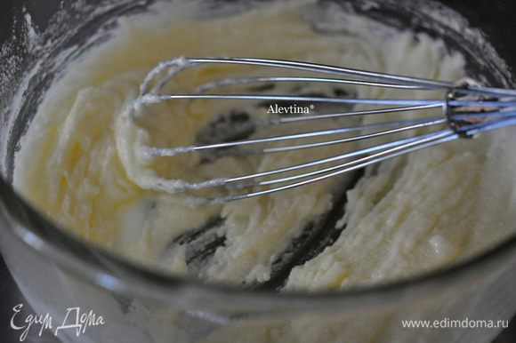 Разогреть духовку до 180 гр. Взбить размягченное сливочное масло , добавить сахар белый и коричневый, затем яйца по одному за раз после каждого перемешивать.