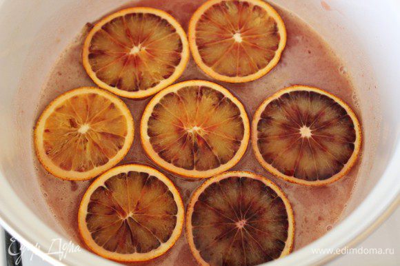 Нарезать оставшиеся апельсины тонкими кольцами. Смешать апельсиновый и лимонный сок, сахар и соль в сотейнике. Довести до кипения, затем добавить апельсины и варить 5-7 минут, пока кожица не размягчится, а апельсины не станут полупрозрачными.