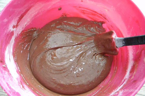 Смешиваем шоколадную массу с яичной, солим немного, добавляем муку, разрыхлитель, ванильный сахар, перемешиваем и на 30 минут в холодильник.