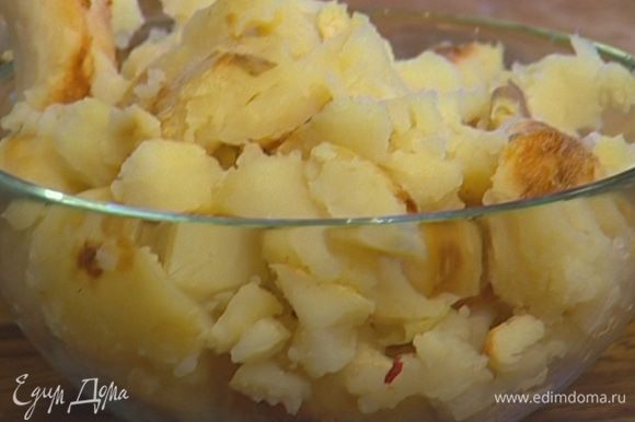 Картофель вымыть, уложить на противень и запекать в разогретой духовке 40–50 минут, затем остудить, почистить и разломить на кусочки.