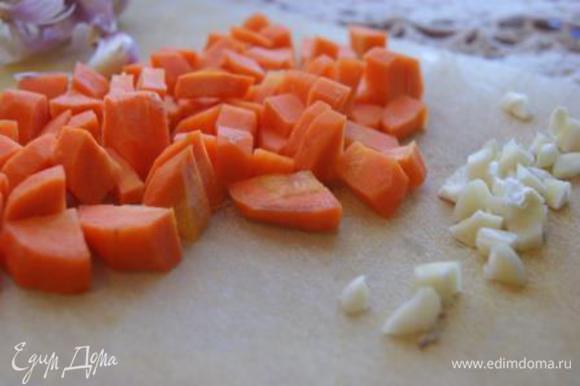 Чеснок и морковь нарезать кубиками.