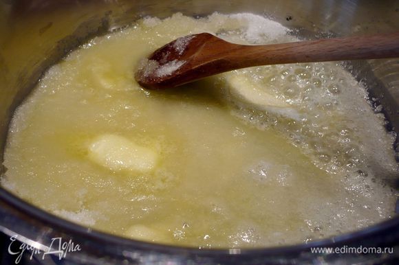 Сахар со сливочным маслом высыпаем в сотейник, варим на среднем огне, помешивая, до полного растворения сахара. Орешки поджариваем на сухой сковороде.
