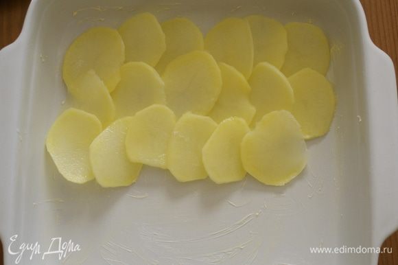 Смазать маслом керамическую форму для выпечки (у меня 25 Х 25 см). Выложить на дно формы слой картофеля. Посолить.