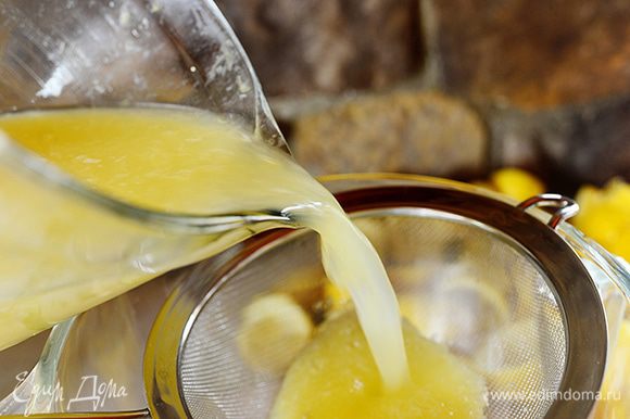 Квас процедить через марлю в емкости и убрать в холодильник, закрыв емкости крышками, пить квас можно после охлаждения. В каждую емкость добавить по пару долек лимона и 5-6 штучек изюма.