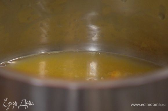 Апельсиновый сок влить в небольшую кастрюлю, добавить оставшийся лимонный сок и на медленном огне довести до кипения.
