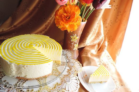 Вот и разрез торта. Торт прекрасно режется сухим ножом даже на очень тоненькие кусочки. Кусочки торта прекрасно держат форму.