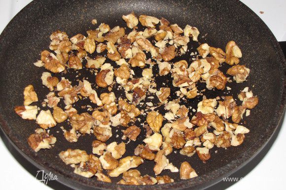 Грецкие орехи крупно порубить и обжарить на сухой сковороде.