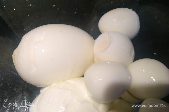 Пока сделаем начинку: яйца сварить и почистить.
