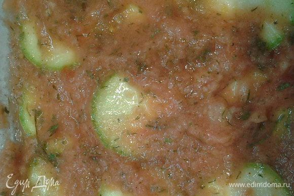 В форму для запекания выкладываем слой кабачков и поливаем соусом из помидоров.