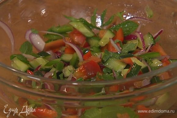 Нарезанные овощи выложить в салатницу, сбрызнуть оливковым маслом Extra Virgin, посолить, поперчить, посыпать мятой и перемешать.