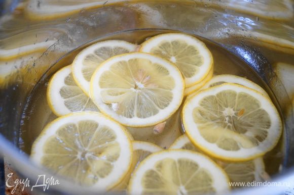 Погрузить ломтики лимона в горячий сироп и уваривать минут 25-30 до прозрачности лимонов. Сироп не должен кипеть, иначе останется одна кожура.