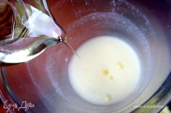 Наливаем в чашу для взбивания кефир или йогурт,капнем оливкового масла.