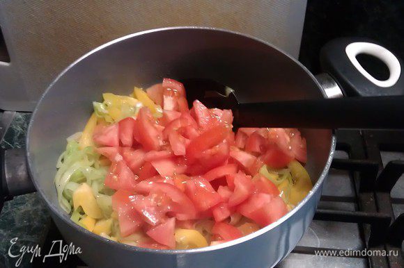 Нарезаем небольшими кусочками помидоры и отправляем к остальным овощам, перемешиваем и тушим под крышкой.