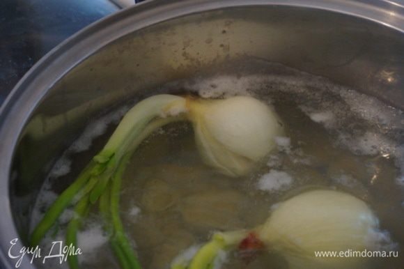 Ставим на огонь кастрюлю с водой, добавляем нарезанный картофель, морковь и лук. Солим.