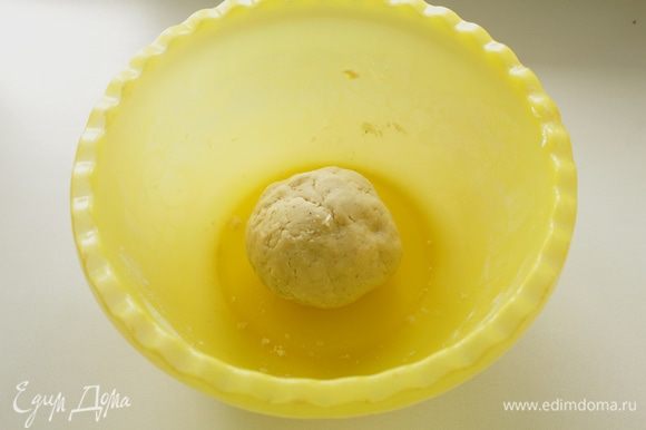 Быстро замесить тесто, при необходимости добавив воды. Скатать в шар, завернуть в пленку и положить в холодильник на 30 минут.