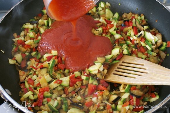 Добавить томатный соус "пассата" и томатный концентрат... Посолить, поперчить по вкусу. Добавить сушеные прованские травы, перемешать и готовить еще минут 8 на достаточно сильном огне. Овощи не должны превратиться в "кашицу".