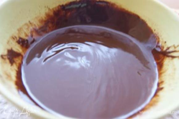Масло с шоколадом растопить в микроволновке или на водяной бане.