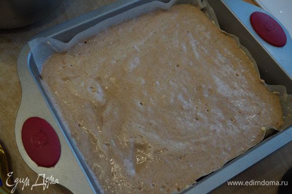 Форму (25*27 см) выстилаем пергаментом, бока смазываем маслом. Выливаем тесто. Выпекаем при 175"С до готовности около 40 минут. Готовый бисквит остудить на решетке.