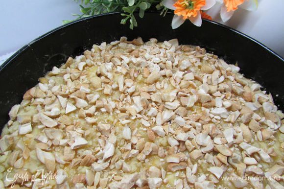 Посыпьте орешками пирог за 5 минут до готовности.