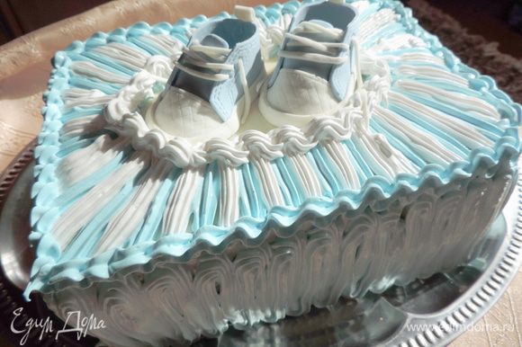 Осталось только водрузить на торт заранее подготовленные кроссовочки http://www.edimdoma.ru/club/posts/15798-detskie-krossovochki-iz-mastiki. Торт для маленького мужчины готов!!!