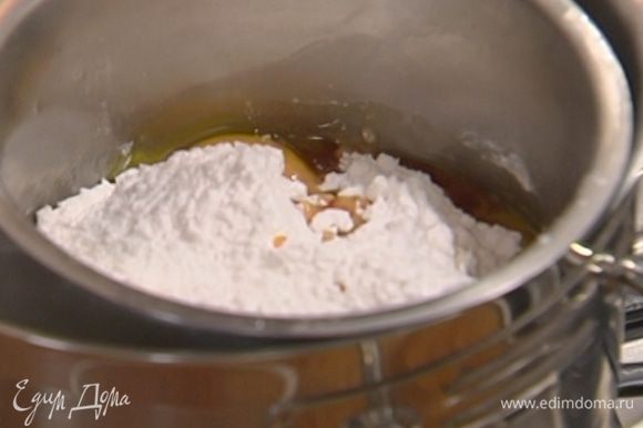 Сахарную пудру соединить с желтками в небольшой кастрюле, добавить ванильный экстракт.