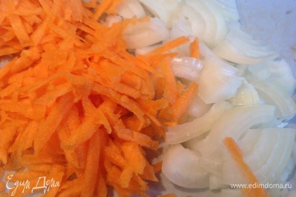 Лук мелко нарезать, морковь натереть на крупной терке.