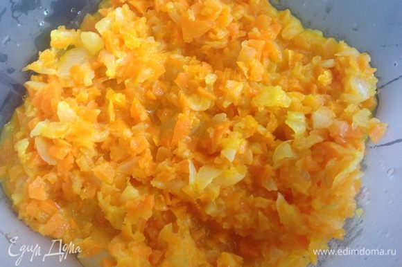 Лук и морковь пассеровать с 2 ст л растительного масла. Выложить.