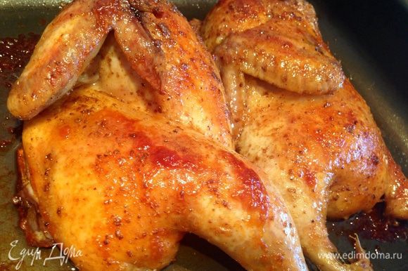 Прибавить температуру в духовке до 170 градусов и довести цыпленка, постоянно поливая соком, до готовности. Приятно аппетита!