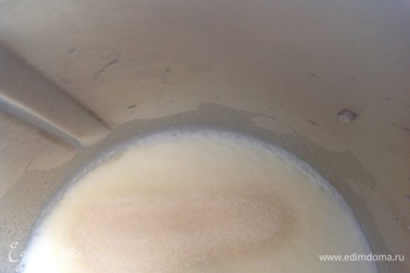 Растворить желатин в молоке, подогреть до 60 градусов, все время помешивая.