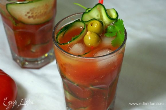 Выливаем томатный коктейль в стакан, украшаем маслинами, огурцом и веточкой кинзы... Вот такой коктейль получился!!! В этом году синоптики обещают знойное лето, и, посему, готовьте себе и своей семье этот напиток...