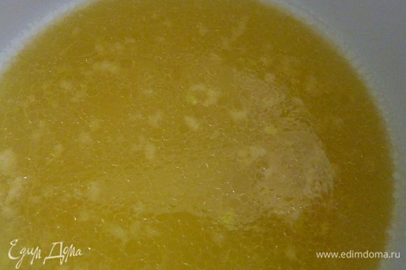 В отдельную маленькую миску выжать лимонный сок и апельсин , перемешать ингредиенты для соуса с выдавленным чесноком.