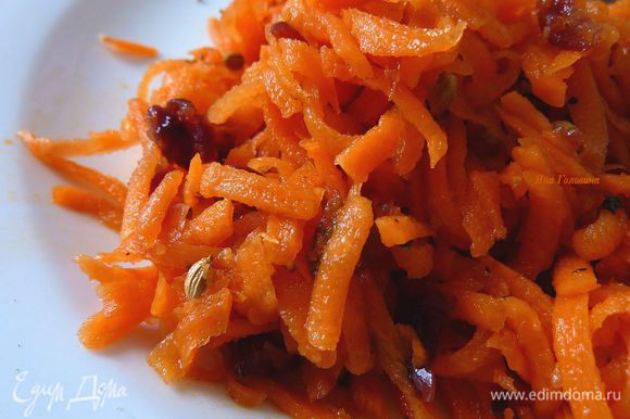 Перемешать морковку с соусом , откорректировать соль и можно поддавать.