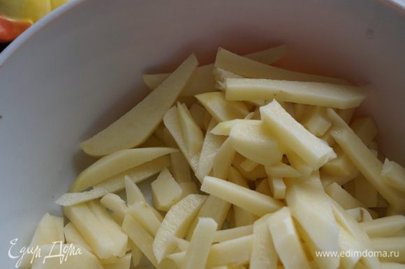 Картофель нарезаем столбиками, солим, перчим.