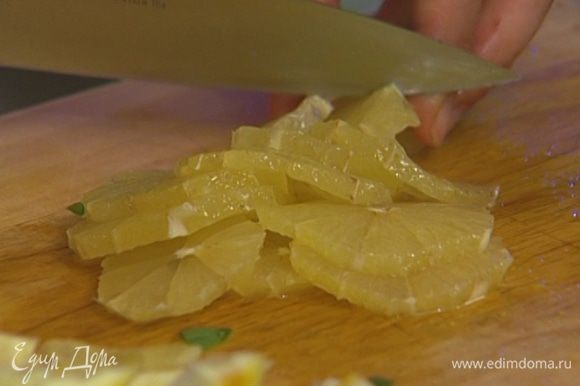 С лимона срезать корку и нарезать мякоть кружками толщиной 5 мм, а затем разрезать каждый кружок еще на 8 частей.