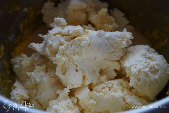 Добавить сливочный сыр (или кремообразный творог), сок свежевыжатого лимона, ликер, взбивать до образования однородной гладкой массы.